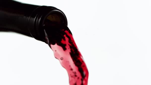 Super Zeitlupe Des Einschenken Von Rotwein Detail Isoliert Auf Weißem — Stockvideo