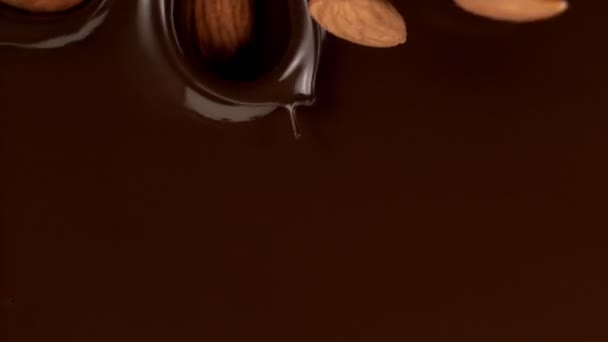 超慢的下降杏仁进入黑暗的热巧克力运动 用高速摄像机拍摄 每秒1000英尺 — 图库视频影像