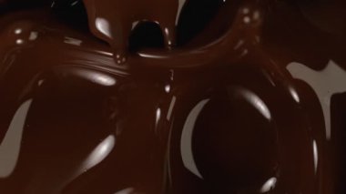 Süzülen siyah çikolatanın süper yavaş akışı. Yüksek hızlı sinema kamerası, 1000fps.