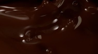 Süzülen siyah çikolatanın süper yavaş akışı. Yüksek hızlı sinema kamerası, 1000fps.