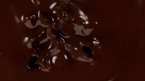 Super Zeitlupe Von Strömender Dunkler Heißer Schokolade Spritzt Gefilmt Mit — Stockvideo