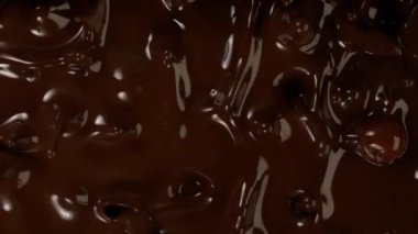 Süzülen siyah çikolatanın süper yavaş akışı. Yüksek hızlı sinema kamerası, 1000fps.