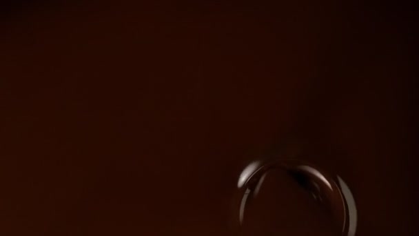 Movimento Super Lento Derramar Chocolate Quente Escuro Filmado Câmera Cinema — Vídeo de Stock