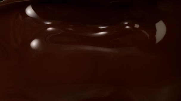 Movimento Super Lento Espirros Chocolate Quente Escuro Fluindo Filmado Câmera — Vídeo de Stock