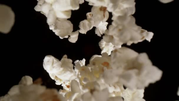 Super Rallentatore Popcorn Cadenti Ampio Macro Shot Isolato Sfondo Nero — Video Stock