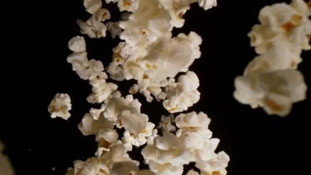 Super Langzame Beweging Van Vallende Popcorn Brede Macro Shot Geïsoleerd — Stockvideo