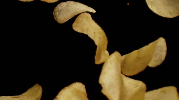 炸土豆片超慢速飞行 宏观射门宽 被黑色背景隔离 用高速摄像机拍摄 每秒1000帧 — 图库视频影像