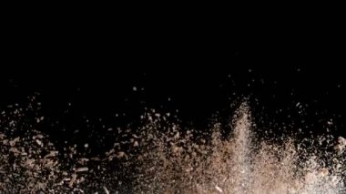 Makyaj tozu patlamasının süper yavaş çekimi siyah arka planda izole edilmiş. Yüksek hızlı sinema kamerası, 1000fps.