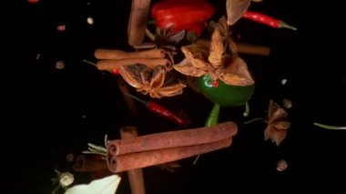 Çeşitli baharatlarla uçmanın süper yavaş çekimi. Geniş açılı makro çekim. Yüksek hızlı kamera, 1000 fps.