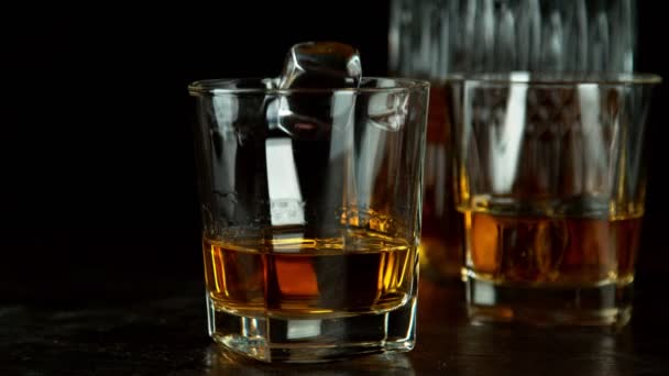 Super Cámara Lenta Cubo Hielo Cayendo Bebida Whisky Movimiento Cámara — Vídeos de Stock