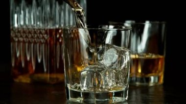 Uçan baharatların süper yavaş çekimi siyah arka planda karışır. Hız rampası etkisi. Yüksek hızlı sinema kamerası, 1000 fps.