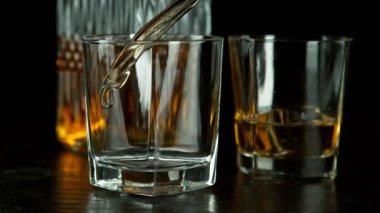 Uçan baharatların süper yavaş çekimi siyah arka planda karışır. Yüksek hızlı sinema kamerası, 1000 fps.