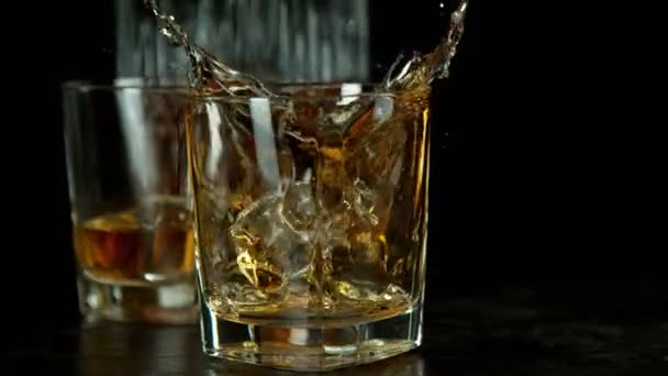 Super Slow Motion Fallande Iskub Whisky Dryck Kamera Rörelse Hastighetsrampeffekt — Stockvideo