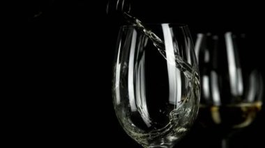 Kameralı beyaz şarabı çok yavaş bir şekilde dolduruyor. Hız rampası etkisi. Yüksek hızlı sinema kamerası, 1000fps.