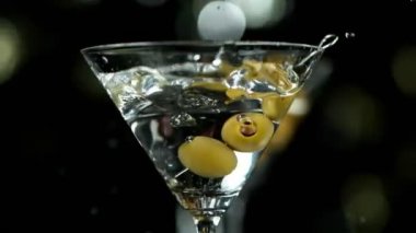 Zeytinlerin kokteyl içeceğine düşmesi, kamera hareketi. Hız rampası etkisi. Yüksek hızlı sinema kamerası, 1000 fps..