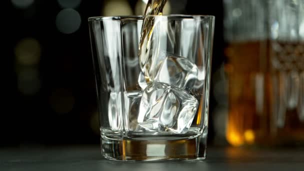 Super Cámara Lenta Verter Whisky Ron Con Movimiento Cámara Filmado — Vídeos de Stock