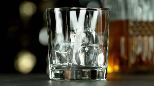 Super Zeitlupe Der Whiskey Oder Rum Mit Kamerafahrt Ausgeschenkt Wird — Stockvideo
