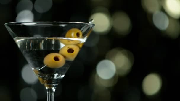 Super Rallentatore Cadere Olive Cocktail Drink Movimento Della Fotocamera Girato — Video Stock
