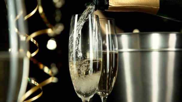 Супер Повільний Рух Заливки Шампанського Рухом Камери Знято Високошвидкісній Кінокамері — стокове відео