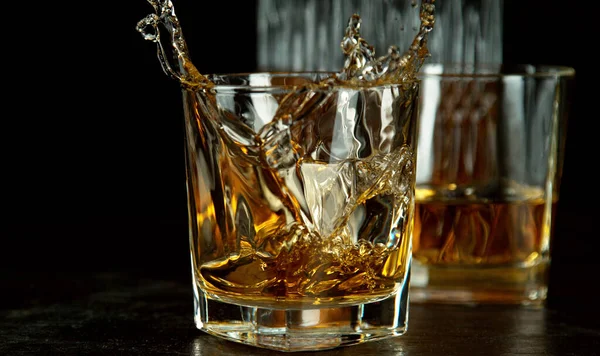 Freeze Rörelse Fallande Kub Whisky Isolerad Svart Bakgrund — Stockfoto