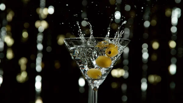Congelar Movimento Cair Azeitonas Bebida Martini Isolado Fundo Preto — Fotografia de Stock