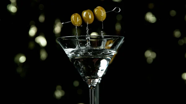 Congeler Mouvement Chute Des Olives Dans Une Boisson Martini Isolé — Photo