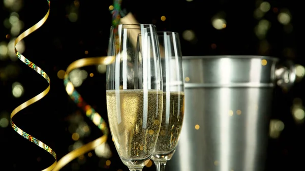 香槟的主题与瓶子和眼镜 工作室拍摄 隔离在黑色背景 庆祝及新年概念 — 图库照片