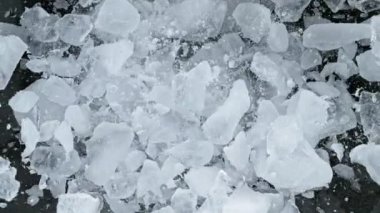 Buz küpünün votka içeceğe dönüşmesi çok yavaş bir hareket. Tepeden. Yüksek hızlı sinema kamerası, 1000fps.