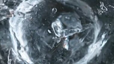 Buz küpünün votka içeceğe dönüşmesi çok yavaş bir hareket. Tepeden. Yüksek hızlı sinema kamerası, 1000fps.