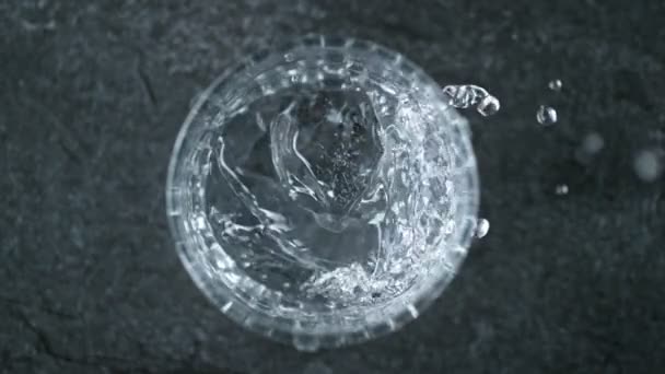 落下氷のキューブの超スローモーションウォッカを飲む 速度ランプ効果 頭上から撃たれた 高速シネマカメラ 1000Fpsで撮影 — ストック動画