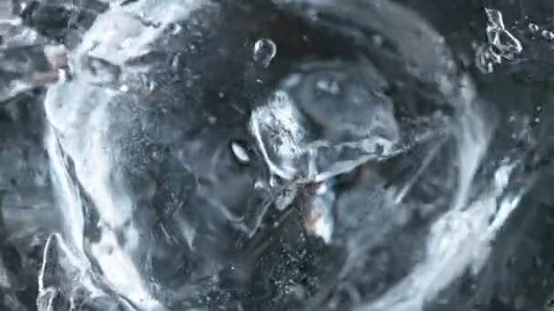在伏特加饮料中加入冰块的超级慢动作 头顶上的一枪用高速摄像机拍摄 每秒1000英尺 — 图库视频影像