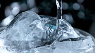 Votka içeceğinin süper yavaş çekimi. Yüksek hızlı sinema kamerasıyla çekildi, 1000fps. Hız rampası etkisi.