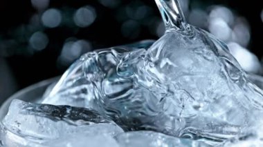 Votka içeceğinin süper yavaş çekimi. Yüksek hızlı sinema kamerası, 1000fps.