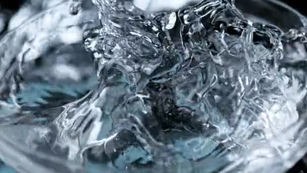 Super Lent Mouvement Verser Vodka Boisson Filmé Sur Caméra Cinéma — Video