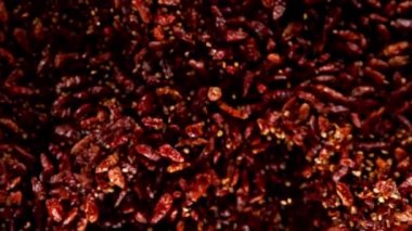 Uçan baharatların süper yavaş çekimi siyah arka planda karışır. Yüksek hızlı sinema kamerası, 1000 fps..