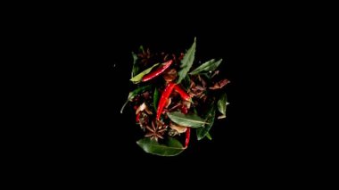 Siyah arka planda dönen baharatların süper yavaş çekimi. Son derece gerçekçi hortum hareketi, stüdyo çekimi. Yüksek hızlı sinema kamerası, 1000 fps.