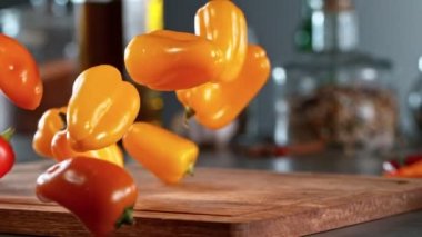 Tahtaya düşen biber baharatının süper yavaş çekimi. Yüksek hızlı sinema kamerası, 1000 fps. Hız rampası etkisi.