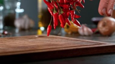 Tahta üzerinde yuvarlanan biber baharatının süper yavaş çekimi. Yüksek hızlı sinema kamerası, 1000 fps. Kamera hareket kontrolünde, nesneyi takip et.