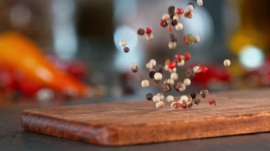 Tahtaya düşen biber baharatının süper yavaş çekimi. Yüksek hızlı sinema kamerası, 1000 fps..