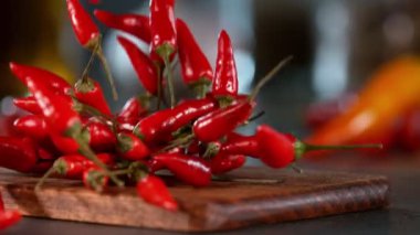 Tahtaya düşen biber baharatının süper yavaş çekimi. Yüksek hızlı sinema kamerası, 1000 fps. Hız rampası etkisi.