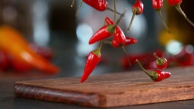 Tahtaya düşen biber baharatının süper yavaş çekimi. Yüksek hızlı sinema kamerası, 1000 fps..