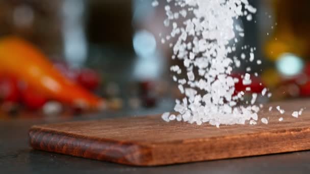 木製ボード上の粗粒塩の落下の超スローモーション 高速フィルムカメラで撮影しました — ストック動画