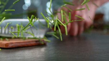 Mutfak bıçağıyla taze soğan kesmenin süper yavaş çekimi. Yüksek hızlı kamerayla çekilmiş, 1000 fp. Rampa hızı etkisi.