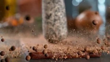 Tüm baharatların üzerindeki havan topuzuna çok yavaş çarpıyor. Yüksek hızlı kamerayla çekilmiş, 1000 fp. Kamera hareket kontrol etkisinde. Hız rampası etkisi.