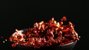 Biberleri öğütücüde ezmenin çok yavaş bir yolu. Yüksek hızlı sinema kamerası, 1000 fps..