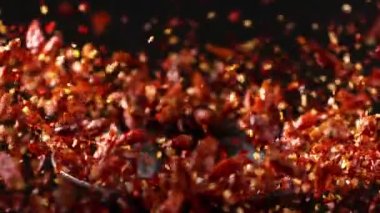 Biberleri öğütücüde ezmenin çok yavaş bir yolu. Yüksek hızlı sinema kamerası, 1000 fps. Hız rampası etkisi.