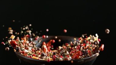 Öğütücüde ezici baharat karışımının süper yavaş çekimi. Yüksek hızlı sinema kamerası, 1000 fps. Hız rampası etkisi. 