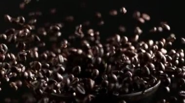 Kahve çekirdeklerini öğütücüde ezmenin süper yavaş çekimi. Yüksek hızlı sinema kamerası, 1000 fps. Hız rampası etkisi.