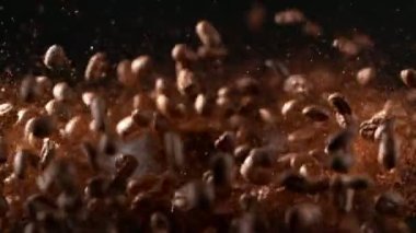 Kahve çekirdeklerini öğütücüde ezmenin süper yavaş çekimi. Yüksek hızlı sinema kamerası, 1000 fps. Hız rampası etkisi.