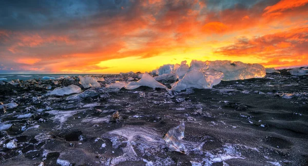 美丽的日落 著名的钻石海滩 这个沙熔岩海滩充满了许多巨大的冰宝石 放置在冰川泻湖 Jokulsarlon — 图库照片